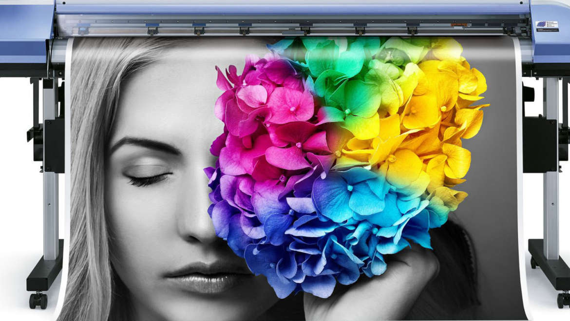 Impresora de gran formato imprimiendo póster con retrato en blanco y negro y flores a color