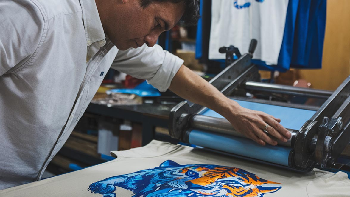 Impresión de diseño de tigre en camiseta